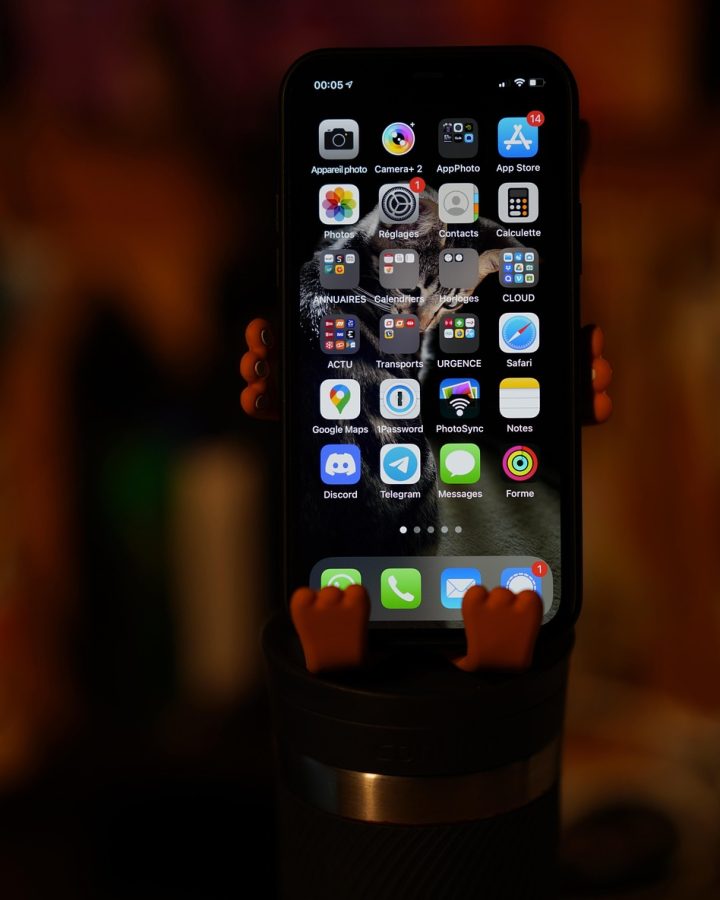 中通单号查询 App 主界面数据看板截图，深色背景上排列着多个快递单号卡片与运输进度条，界面简洁清晰